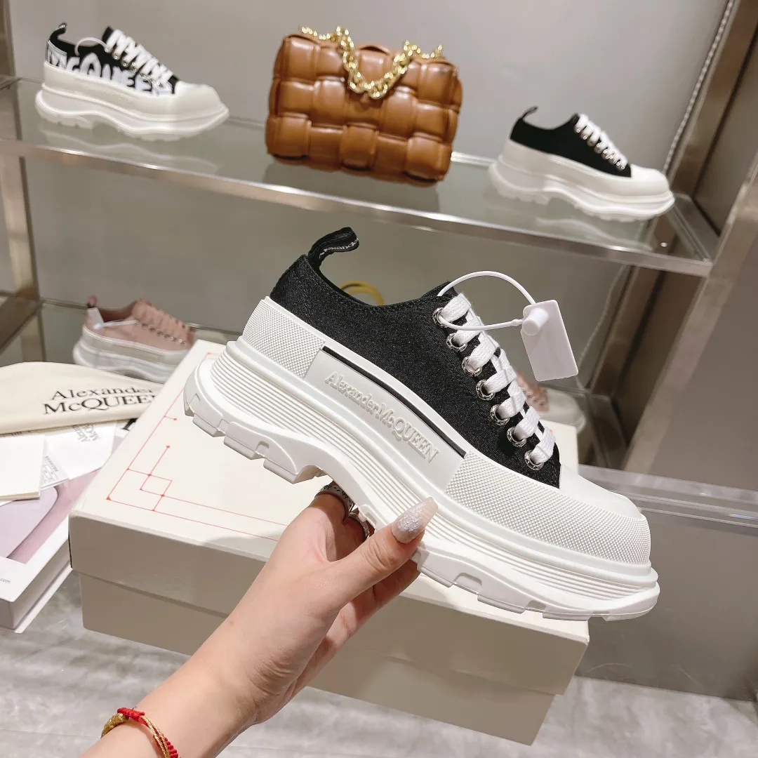👟👟Ex-factory price 480👟👟 Hot item. Official website new colors factory direct sales! The latest version of Alexander McQueen's men's and women's couple's model is a hit👑Purchasing agent version. Original version 1:1. Fabric: original imported waterproof canvas. Lining: imported water chestnut sheepskin, strong, stain-resistant and breathable. Insole: Imported silk lining Outsole: T👟👟Ex-factory price U several layers of original combination sole (not an ordinary sole on the market) Packaging: Comes with original shoe box, cloth bag, certificate card Code number: 34-45